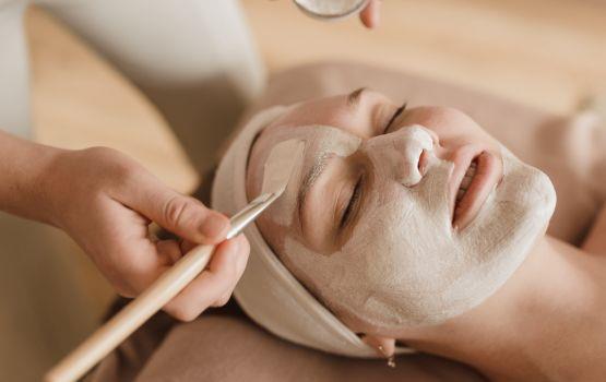 Welke behandelingen voert de schoonheidsspecialist uit?